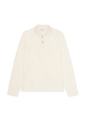 Langärmliges Polohemd in Creme, mit flachem Kragen, einer drei-Knopf-Leiste mit goldfarbenen Knöpfen und einem weichen, strukturierten Stoff.