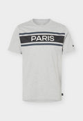 Hellgraues kurzärmeliges T-Shirt mit „PARIS“ in weißen Buchstaben auf einem schwarzen horizontalen Streifen über der Brust und einem kleinen schwarzen Logo auf dem linken Ärmel.