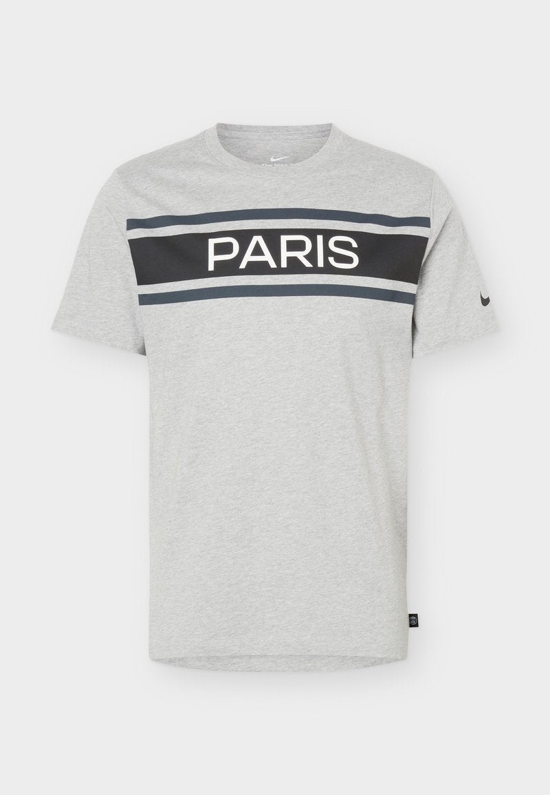 Hellgraues kurzärmeliges T-Shirt mit „PARIS“ in weißen Buchstaben auf einem schwarzen horizontalen Streifen über der Brust und einem kleinen schwarzen Logo auf dem linken Ärmel.