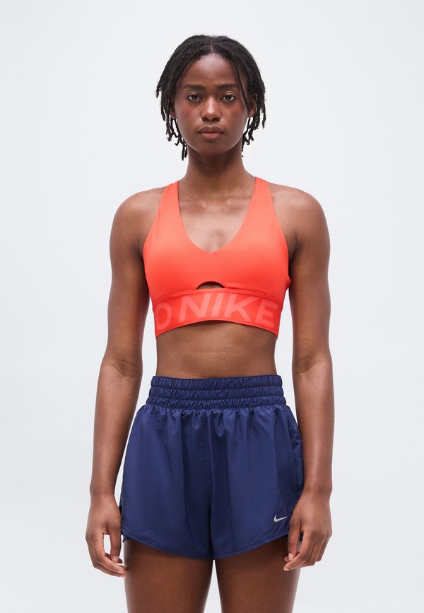 Nike Performance SCULPT BRA - Medium support sports bra - light crimson/ember glow/white
