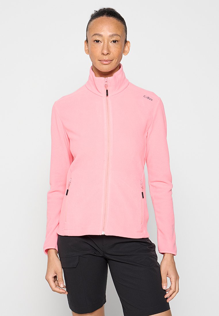Helle rosa Fleecejacke mit hohem Kragen und durchgehendem Reißverschluss. Verfügt über seitliche Reißverschlusstaschen und ein kleines Logo auf der oberen linken Seite.