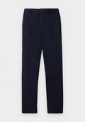 Marineblaue Hose aus leichtem Stoff mit flachem Vorderteil, zwei Falten und einem standardmäßigen Knopfverschluss am Bund.