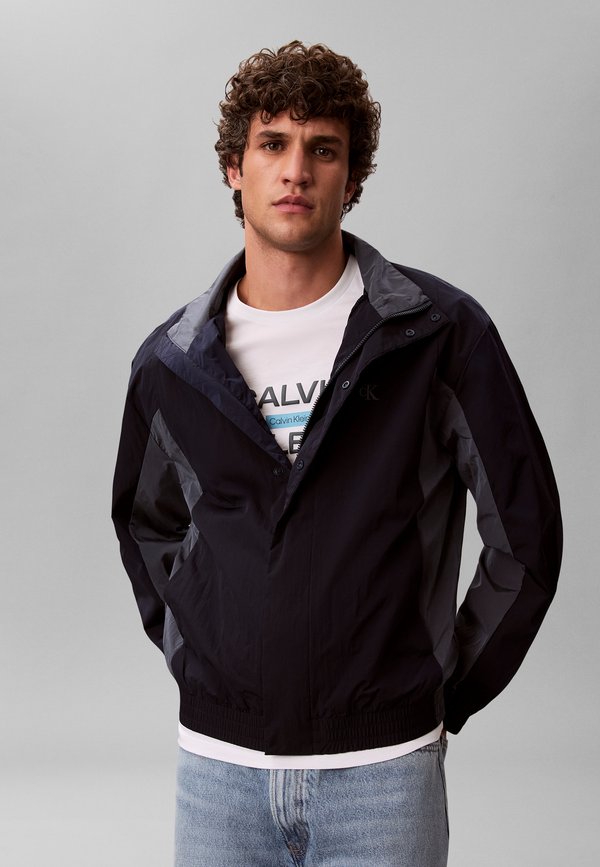 Calvin Klein Jeans STACK GRAP