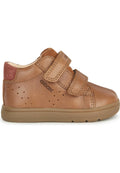 Braune Leder-Sneaker mit zwei Klettverschlüssen, runder Zehenpartie und perforierten Akzenten für Atmungsaktivität. Hellbraune Gummisohle.