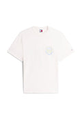 Weißes kurzärmeliges T-Shirt mit Rundhalsausschnitt, kleinem Flammenmotiv und Text auf der linken Brust sowie einem kleinen Logo auf dem linken Ärmel.