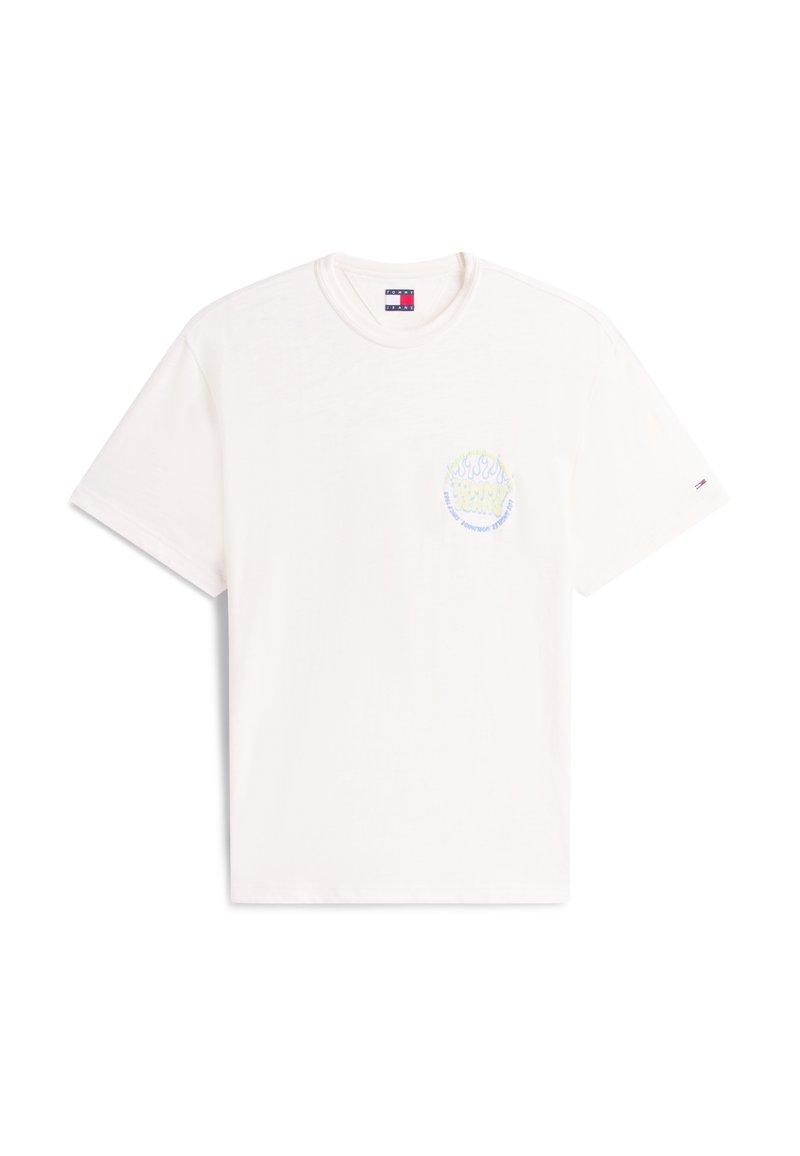 Weißes kurzärmeliges T-Shirt mit Rundhalsausschnitt, kleinem Flammenmotiv und Text auf der linken Brust sowie einem kleinen Logo auf dem linken Ärmel.