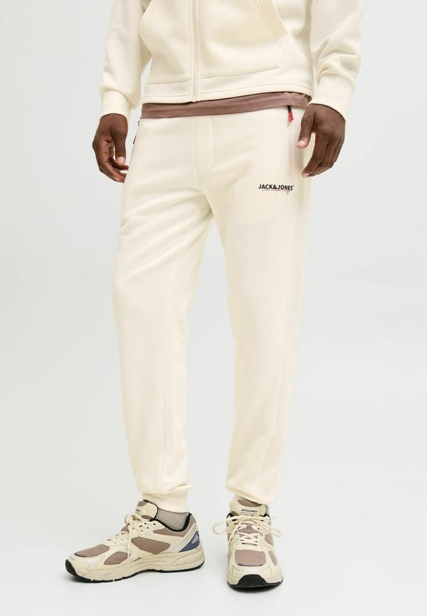 Jack & Jones Regular Fit - Tracksuit bottoms - antique white