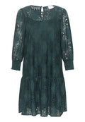 Grünes Spitzenkleid mit langen Ärmeln, floralem Muster, elastischen Manschetten und einem gestuften Rock. Hat einen runden Halsausschnitt und einen Schlüsselverschluss im Rücken.