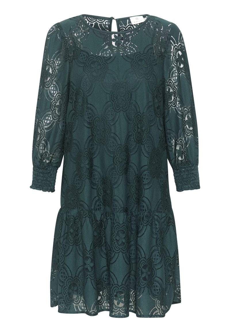 Grünes Spitzenkleid mit langen Ärmeln, floralem Muster, elastischen Manschetten und einem gestuften Rock. Hat einen runden Halsausschnitt und einen Schlüsselverschluss im Rücken.