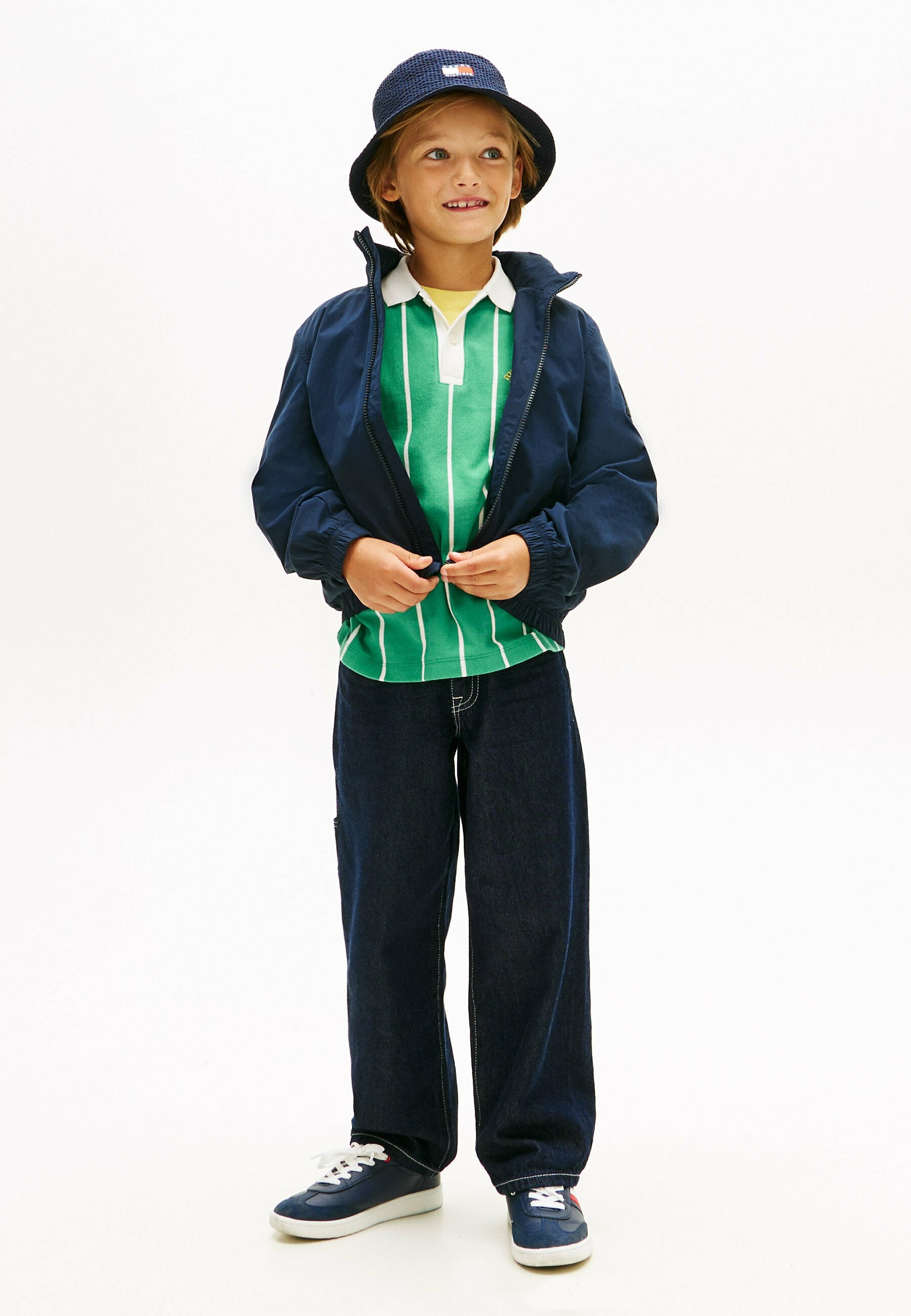 ESSENTIAL ZIP-THRU HOODED  Media 2
