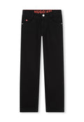 Schwarze Jeans mit geradem Bein, ausgestattet mit einem roten Logo-Bund, silberner Knopfverschluss und klassischem Fünf-Taschen-Design.