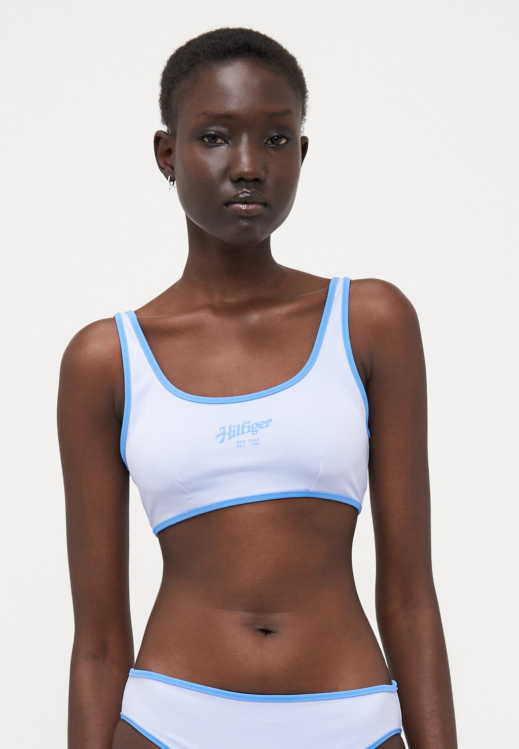 ESSENTIALS BRALETTE LOGO Media 3