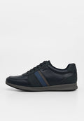 Schwarzer Ledersneaker mit blauen und grauen Streifen an der Seite, schwarzen Schnürsenkeln und einer grauen Laufsohle, von der rechten Seite gezeigt.
