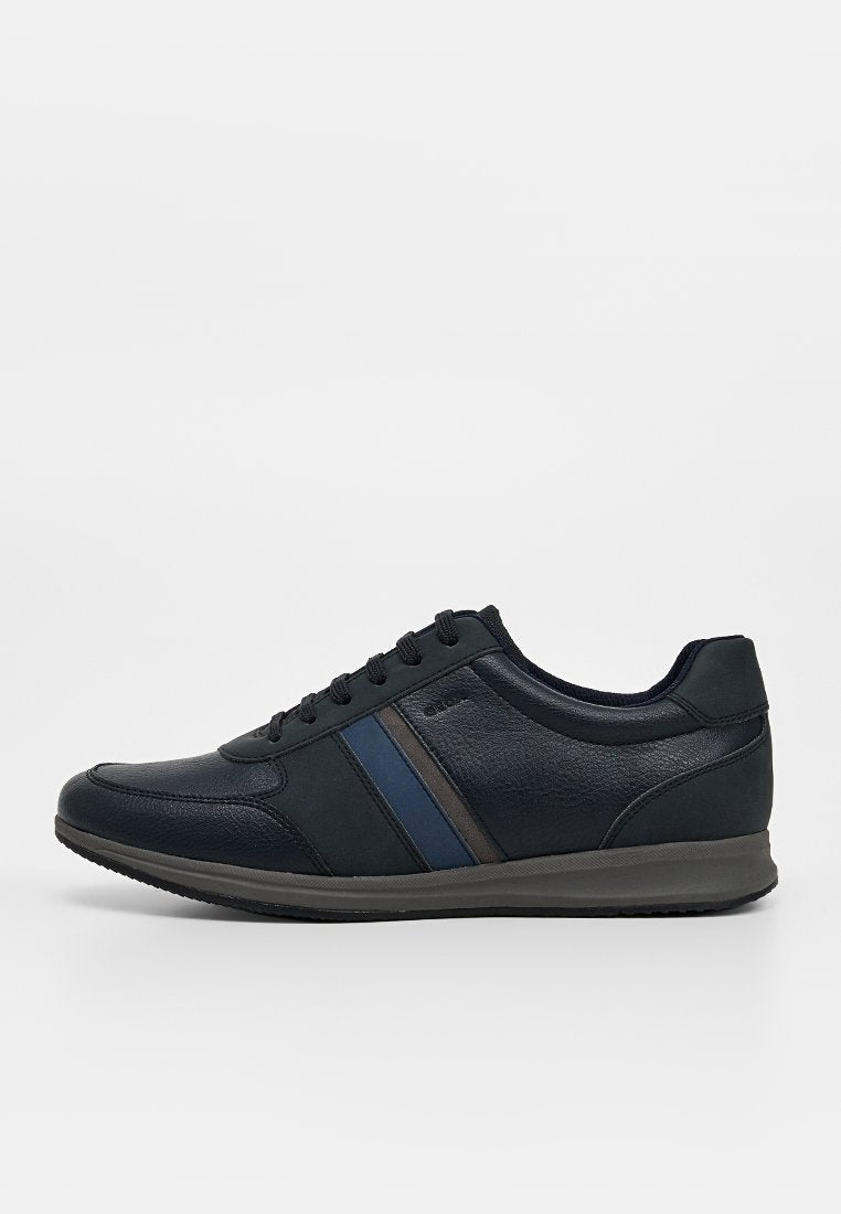 Schwarzer Ledersneaker mit blauen und grauen Streifen an der Seite, schwarzen Schnürsenkeln und einer grauen Laufsohle, von der rechten Seite gezeigt.