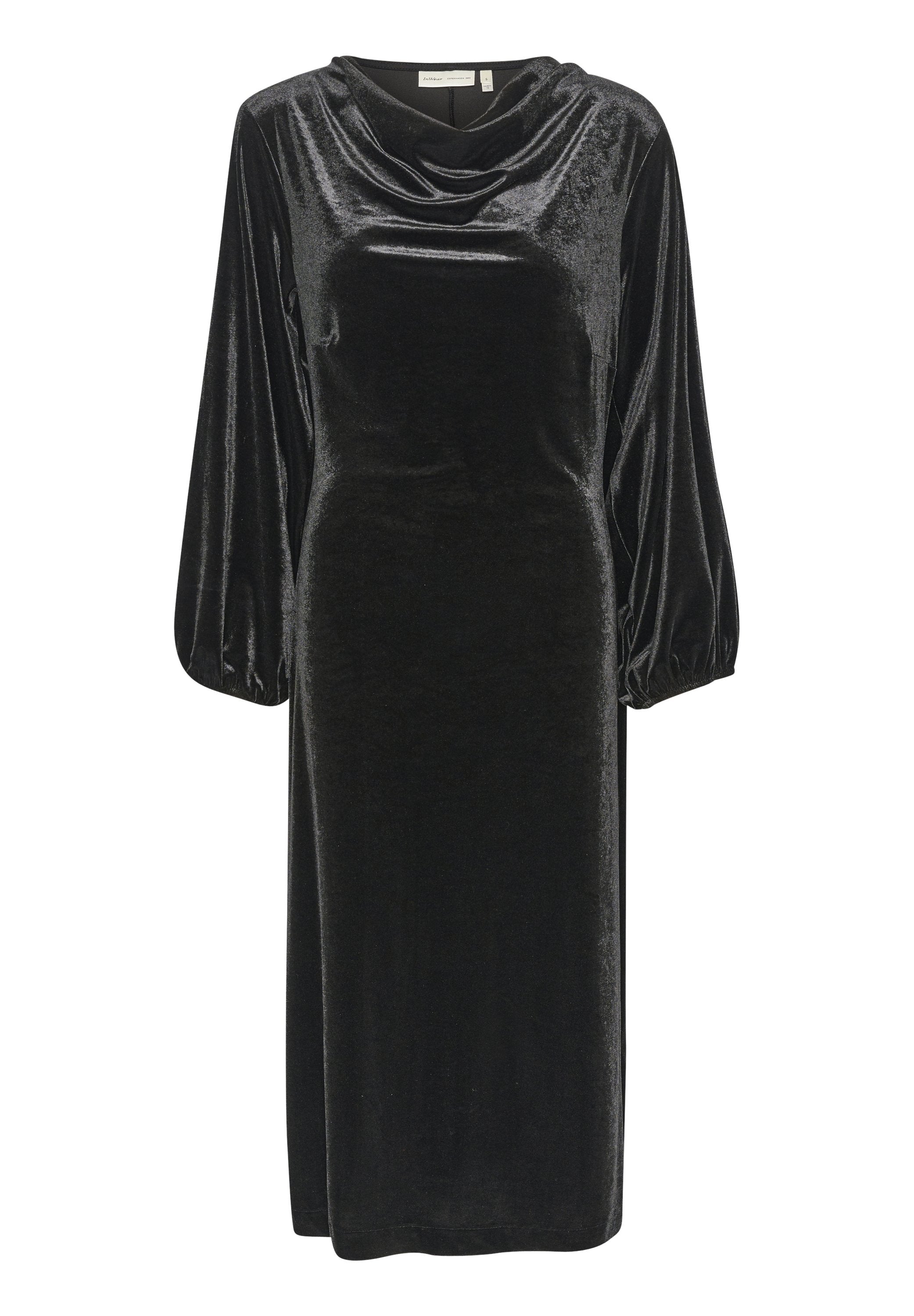Schwarzes Samtkleid mit einem Cowl-Ausschnitt, langen Puffärmeln und einer figurbetonten Silhouette, die bis zur Mitte der Wade reicht.