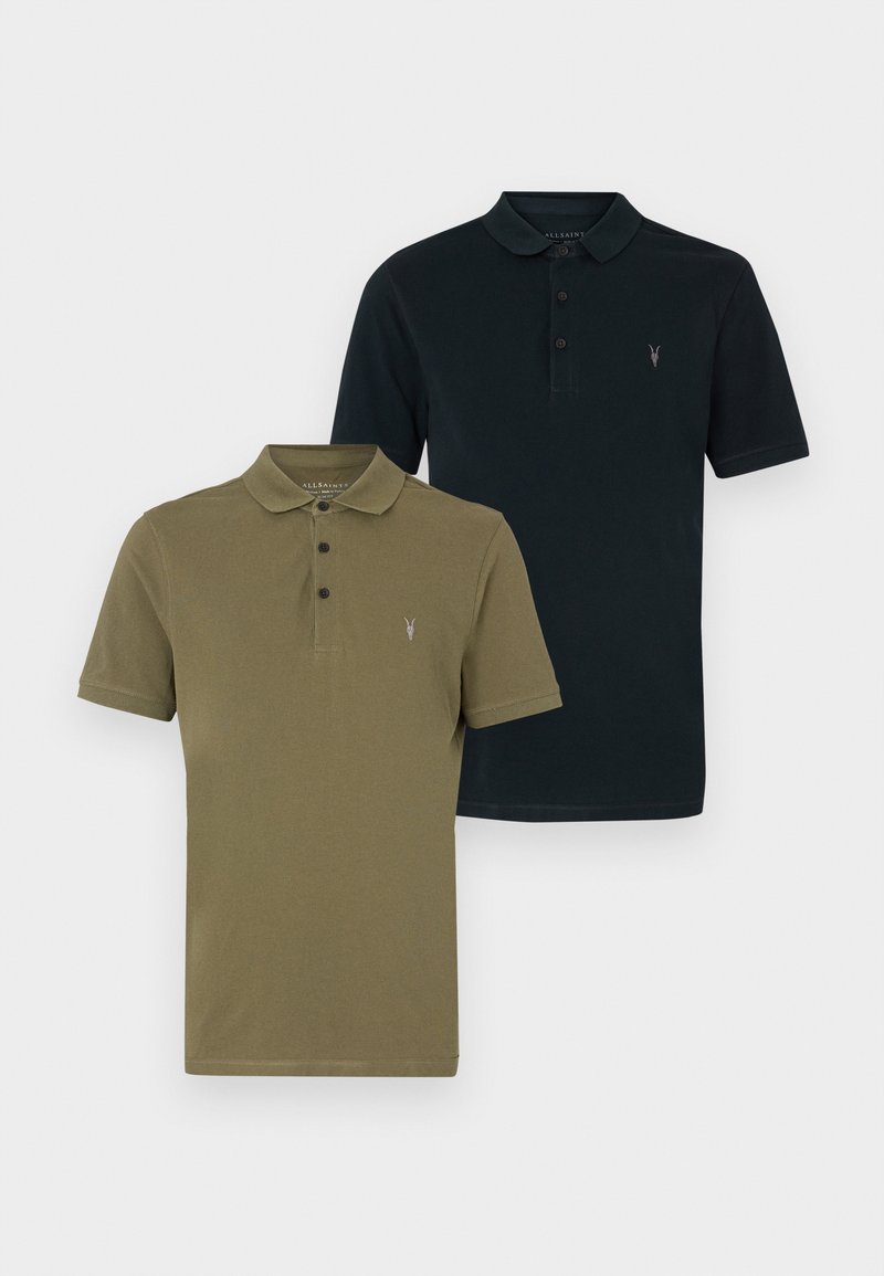 Zwei Poloshirts: eines olivgrün und eines marineblau, beide mit einer Dreiknopf-Leiste und einem kleinen Logo auf der Brust. Baumwollmaterial.