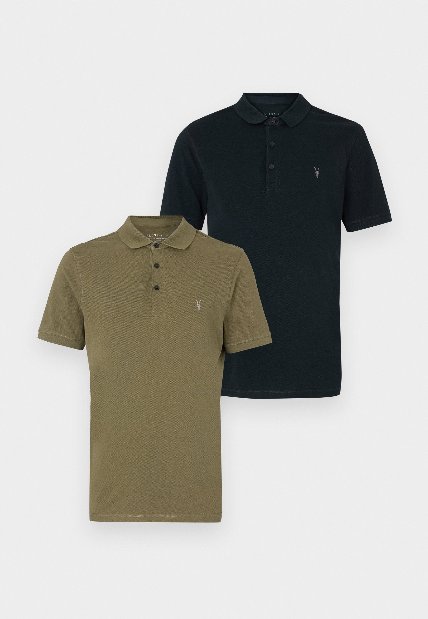 Zwei Poloshirts: eines olivgrün und eines marineblau, beide mit einer Dreiknopf-Leiste und einem kleinen Logo auf der Brust. Baumwollmaterial.