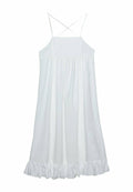 Weißes, ärmelloses Kleid mit einem taillierten Oberteil, gerafftem Stoff und rüschengesäumtem Saum. Verfügt über dünne, gekreuzte Rückenträger. Hergestellt aus leichtem Material.