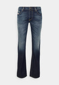 Jeans aus Denim in dunkelblauer Waschung mit dezentem Verblassen. Standard-Fünf-Taschen-Design, gestickte Details und Metallknopfverschluss.