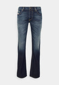 Jeans aus Denim in dunkelblauer Waschung mit dezentem Verblassen. Standard-Fünf-Taschen-Design, gestickte Details und Metallknopfverschluss.