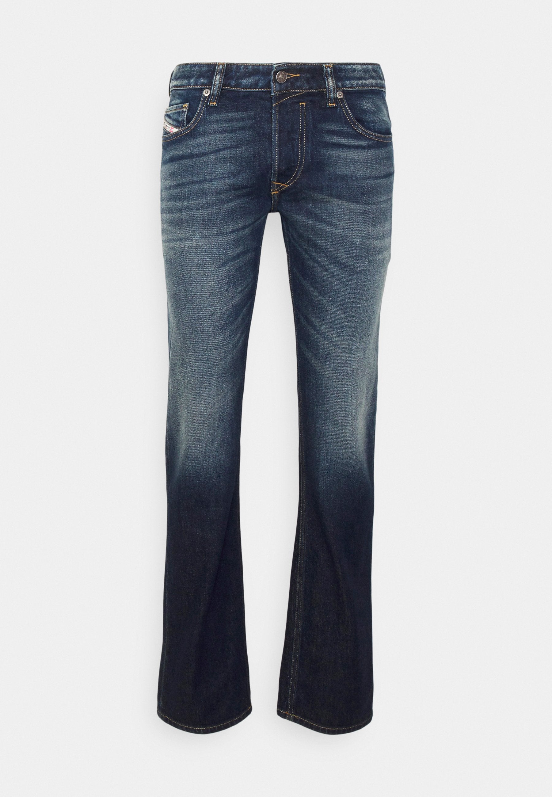 Jeans aus Denim in dunkelblauer Waschung mit dezentem Verblassen. Standard-Fünf-Taschen-Design, gestickte Details und Metallknopfverschluss.
