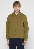 Olivgrüne Zip-Jacke mit spitzem Kragen, elastischem Bund, seitlichen Taschen und kleinem gesticktem Logo auf der Brust. Glatte Textur.