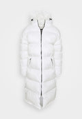 Weiße Pufferjacke mit Kapuze, Reißverschluss und zwei seitlichen Taschen. Strukturiertes, gestepptes Design mit langer Silhouette. Schwarze Reißverschlussakzente.