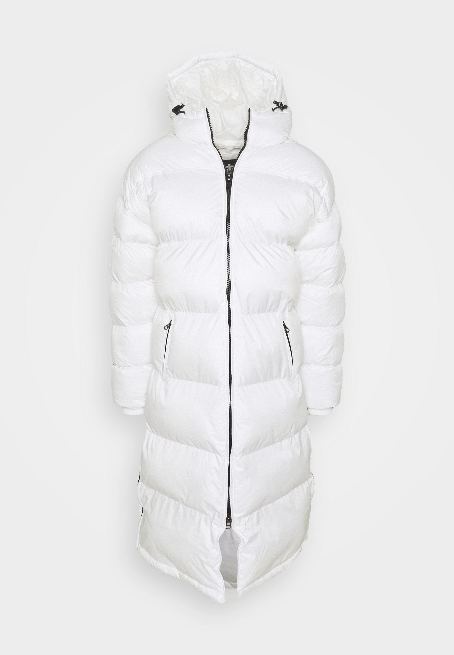 Weiße Pufferjacke mit Kapuze, Reißverschluss und zwei seitlichen Taschen. Strukturiertes, gestepptes Design mit langer Silhouette. Schwarze Reißverschlussakzente.