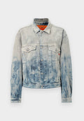 Hellblaues Acid-Wash-Jeansjacke mit Knopfverschluss, zwei Pattentaschen auf der Brust, Kragen und langen Ärmeln vor weißem Hintergrund.