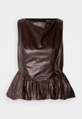 Braunes Leder-Peplum-Top mit rundem Ausschnitt, strukturiertem Oberflächen und einem ausgestellten Volant am Saum. Sauberes, minimalistisches Design.