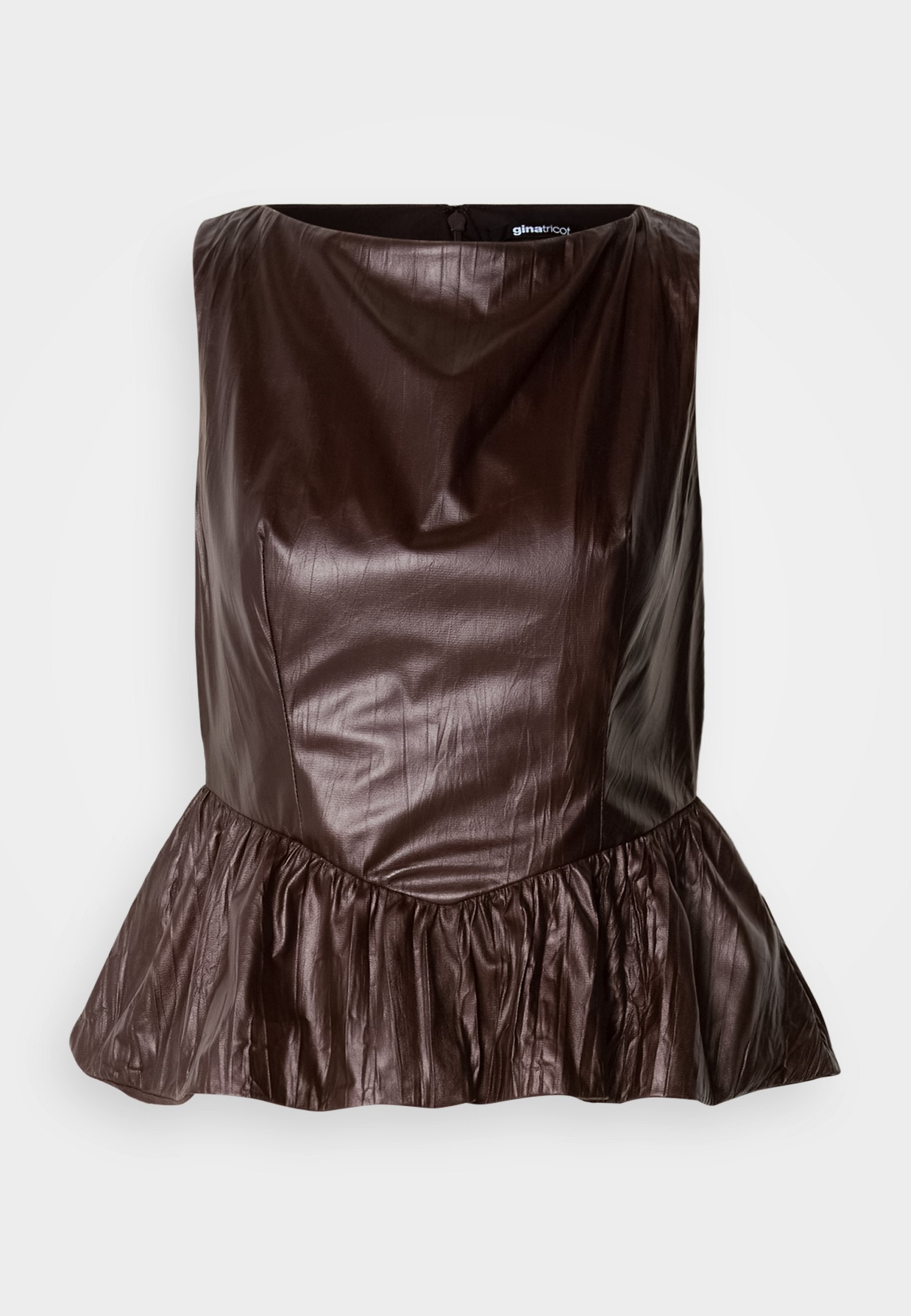 Braunes Leder-Peplum-Top mit rundem Ausschnitt, strukturiertem Oberflächen und einem ausgestellten Volant am Saum. Sauberes, minimalistisches Design.