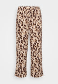 Leopardenprint-Hosen mit einem elastischen Bund, die eine Mischung aus Beigetönen und Brauntönen aufweisen. Der Stoff hat eine glatte Textur; Design mit verkürztem Bein.