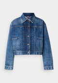 Blaue Jeansjacke im Crop-Style mit Knopfverschluss, spitzem Kragen, zwei Fronttaschen und kontrastierenden Nähdetails.