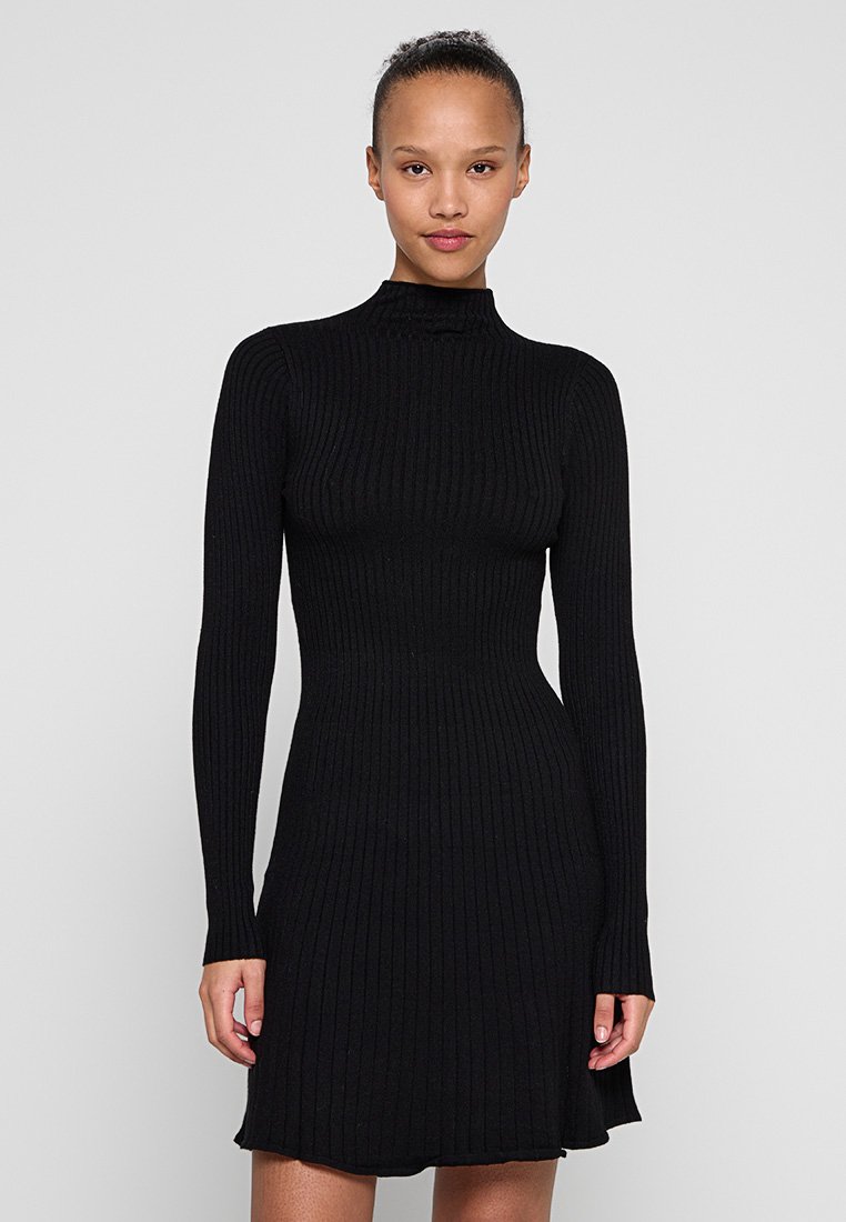 Schwarzes, geripptes Strickkleid mit hohem Kragen und langen Ärmeln, tailliertem Oberteil und ausgestelltem Saum, das eine glatte Textur zeigt.