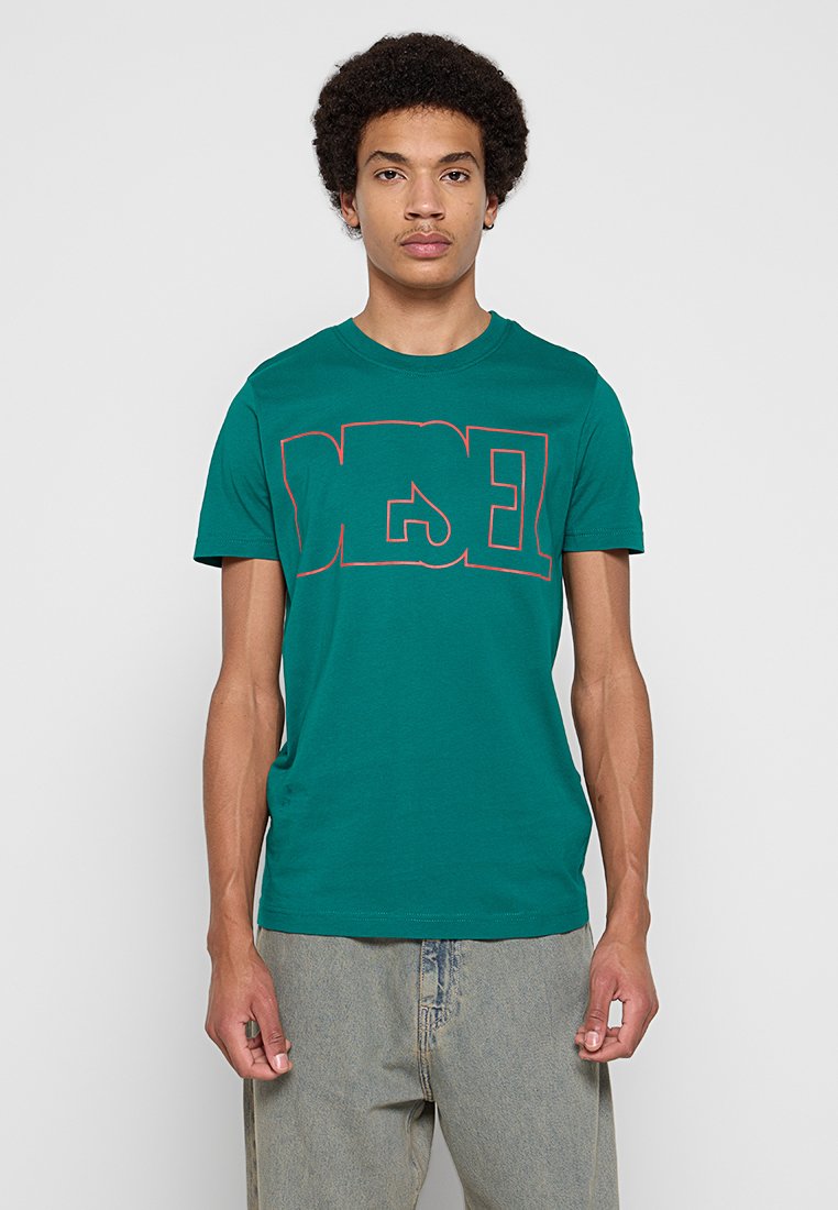 Türkisfarbenes Baumwoll-T-Shirt mit großem rotem "DIESEL"-Logo auf der Vorderseite, Rundhalsausschnitt, kurzen Ärmeln und lockerem Schnitt.