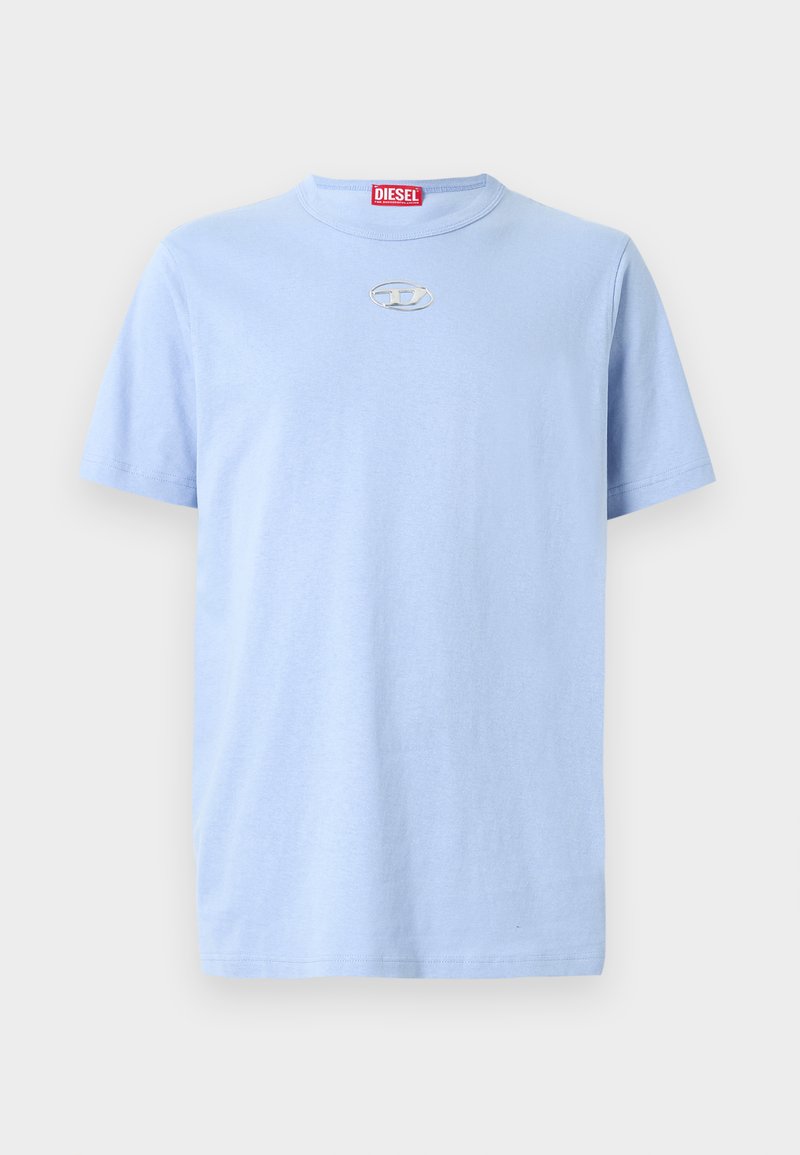 Himmelblaues Diesel T-Shirt mit kurzen Ärmeln und rundem Ausschnitt, mit metallic ovalem Logo auf der Brust, präsentiert auf einfarbigem Hintergrund.
