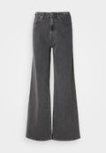 Breite Jeans aus verwaschenem schwarzen Denim mit hoher Taille, zwei vorderen Taschen und Metallknopfverschlüssen. Glatte Struktur, minimalistische Details.
