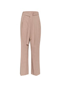 Helle beige, weit geschnittene Hose aus strukturiertem Stoff, mit einem selbst gebundenen Gürtel, Falten an der Vorderseite und seitlichen Taschen.