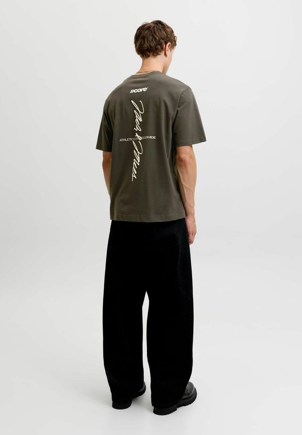 Jack & Jones JCOCLUB BACK SCRIPT TEE SS CREW NECK SN - Print T-shirt - peat