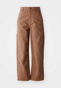 Braune weit geschnittene Hose aus robustem Stoff. Sie hat einen hohen Taillenbund, vordere Taschen und dezente Nahtdetails.