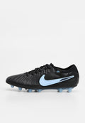 Schwarzer Fußballschuh mit strukturierter Oberfläche, mit einem hellblauen Nike-Swoosh, runden Nocken und Schnürverschluss.