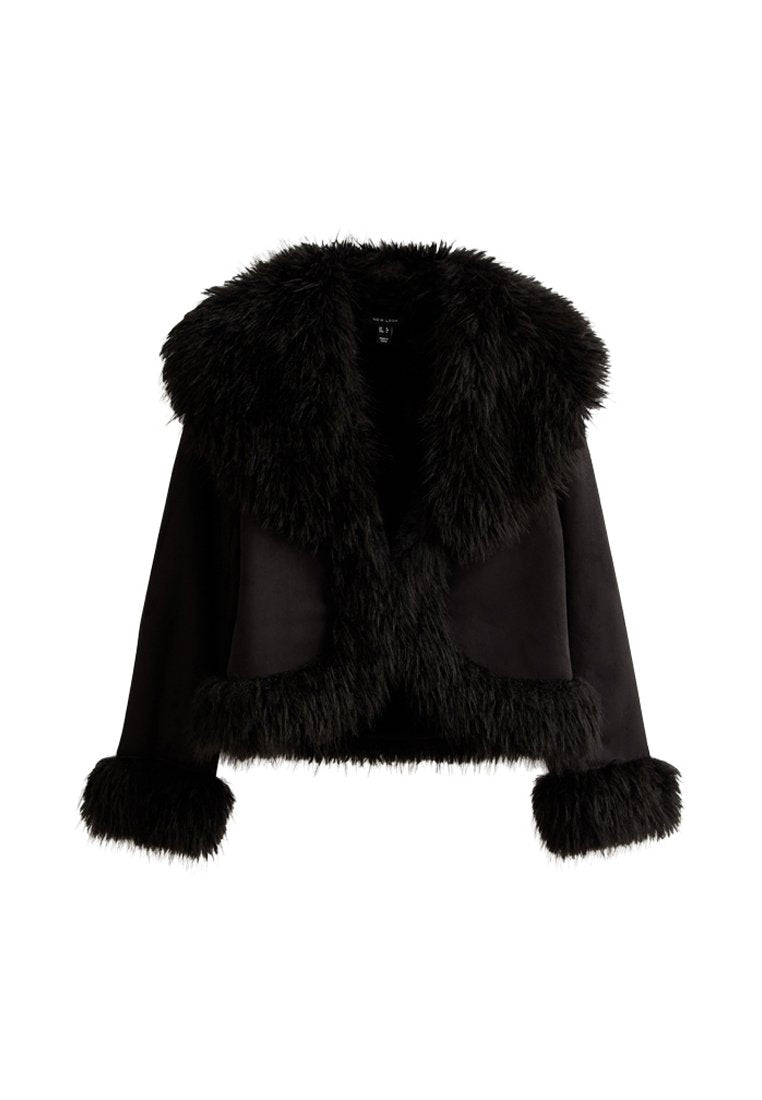 Schwarze, taillierte Jacke mit großem, flauschigem Pelzkragen sowie Pelzbesatz am Saum und an den Säumen, auf weißem Hintergrund präsentiert.