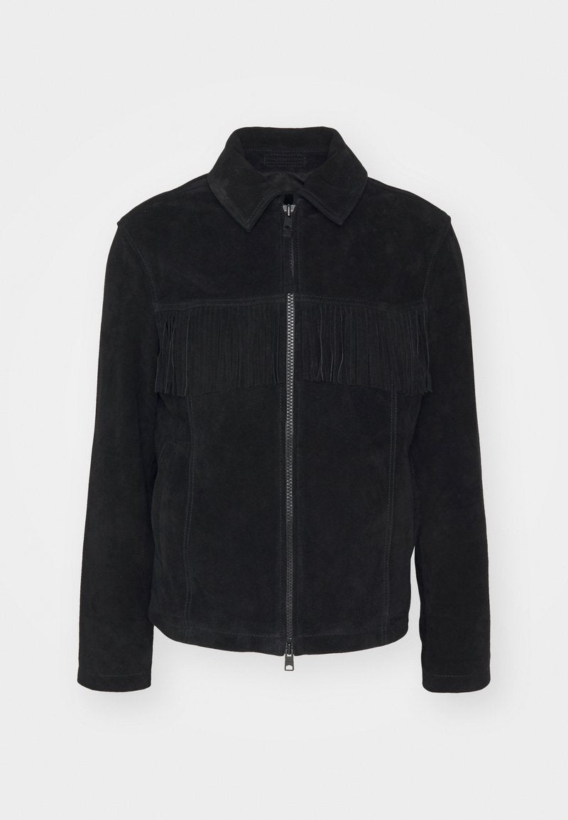 Schwarze Wildlederjacke mit einem Reißverschluss vorne, kragenlosem Ausschnitt und horizontalen Fransen über der Brust. Lange Ärmel mit umgeschlagenen Enden.