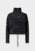 Schwarzer, kurz geschnittener Pullover mit hohem Kragen, halbem Reißverschluss, strukturiertem Stoff und rosafarbenem Sprenkelmuster auf der Vorderseite und den Ärmeln.