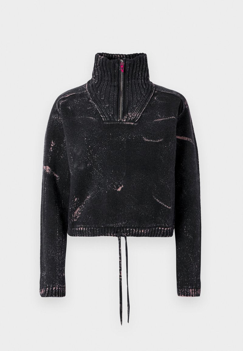 Schwarzer, kurz geschnittener Pullover mit hohem Kragen, halbem Reißverschluss, strukturiertem Stoff und rosafarbenem Sprenkelmuster auf der Vorderseite und den Ärmeln.