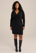 Schwarzes Wickelkleid mit langen Ärmeln, strukturiertem Stoff, V-Ausschnitt, tailliertem Schnitt und knielangem Saum, kombiniert mit schwarzen Stiefeln bis zum Knie.