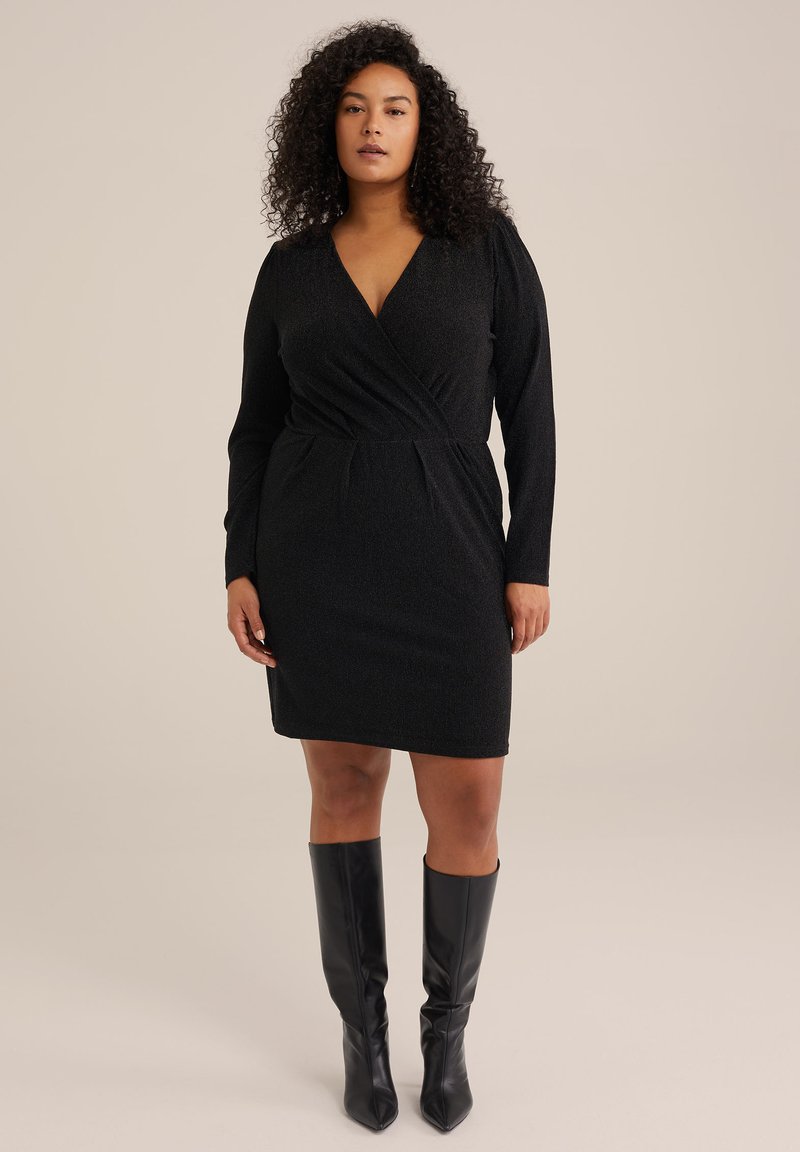 Schwarzes Wickelkleid mit langen Ärmeln, strukturiertem Stoff, V-Ausschnitt, tailliertem Schnitt und knielangem Saum, kombiniert mit schwarzen Stiefeln bis zum Knie.