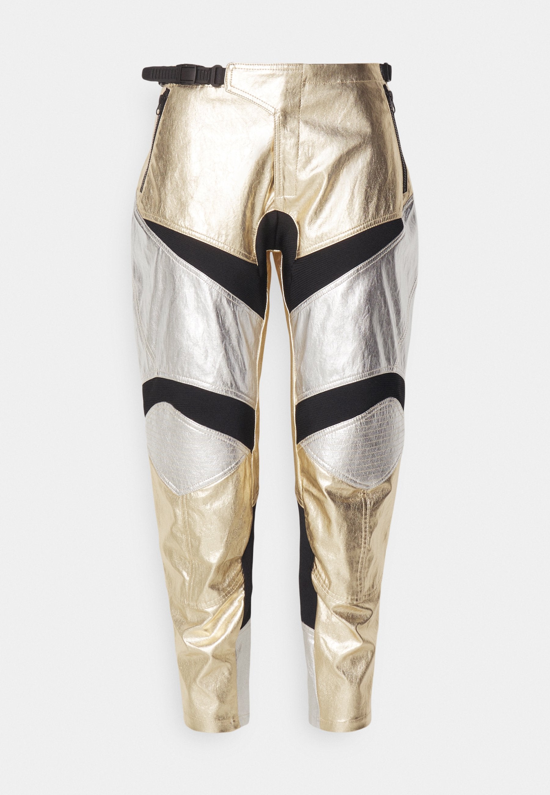 Metallisch goldene und silberne Hosen mit schwarzen Akzenten, strukturierter Passform, seitlichen Reißverschlüssen und einer Schnallen-Gürtel-Details.