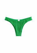 Grüner Bikini-Unterteil mit strukturiertem Smocking-Design. Verfügt über eine tief sitzende Taille und dünne Seitenträger für minimale Bedeckung.
