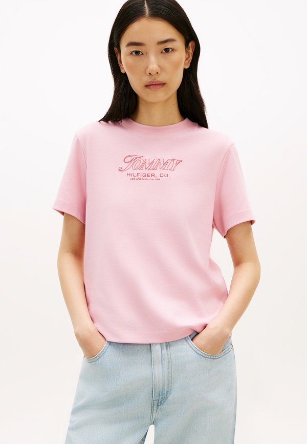 Tommy Hilfiger LOGO INTERLOCK KNIT T-SHIRT - Print T-shirt - bonita pink